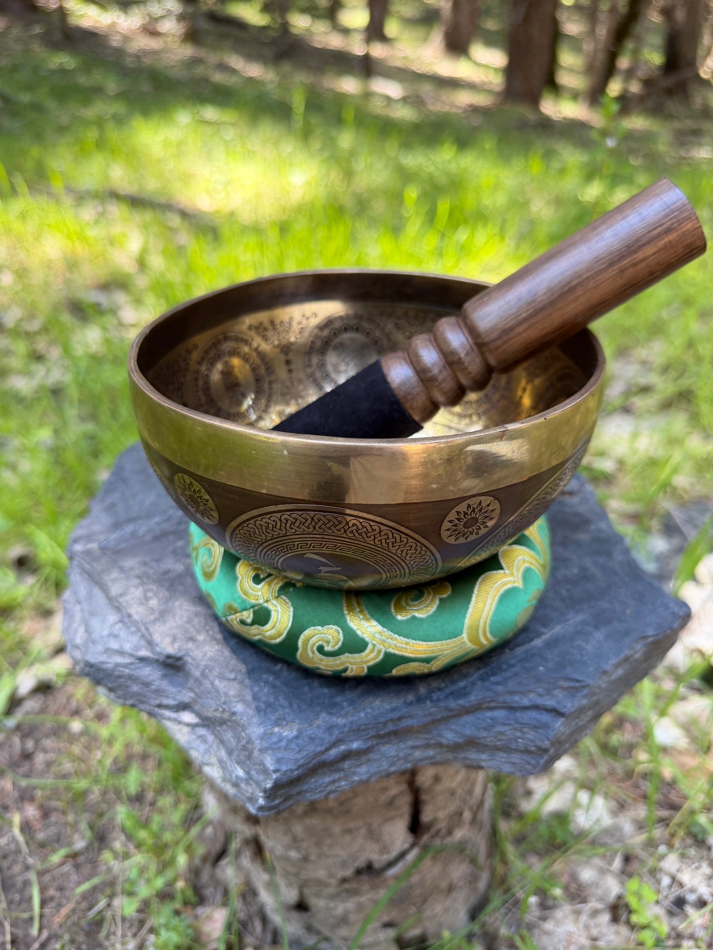 Tibetan Singing Bowl Set – White Tara 8 Auspicious Symbols | Handmade in Nepal Sound Bowl (6")