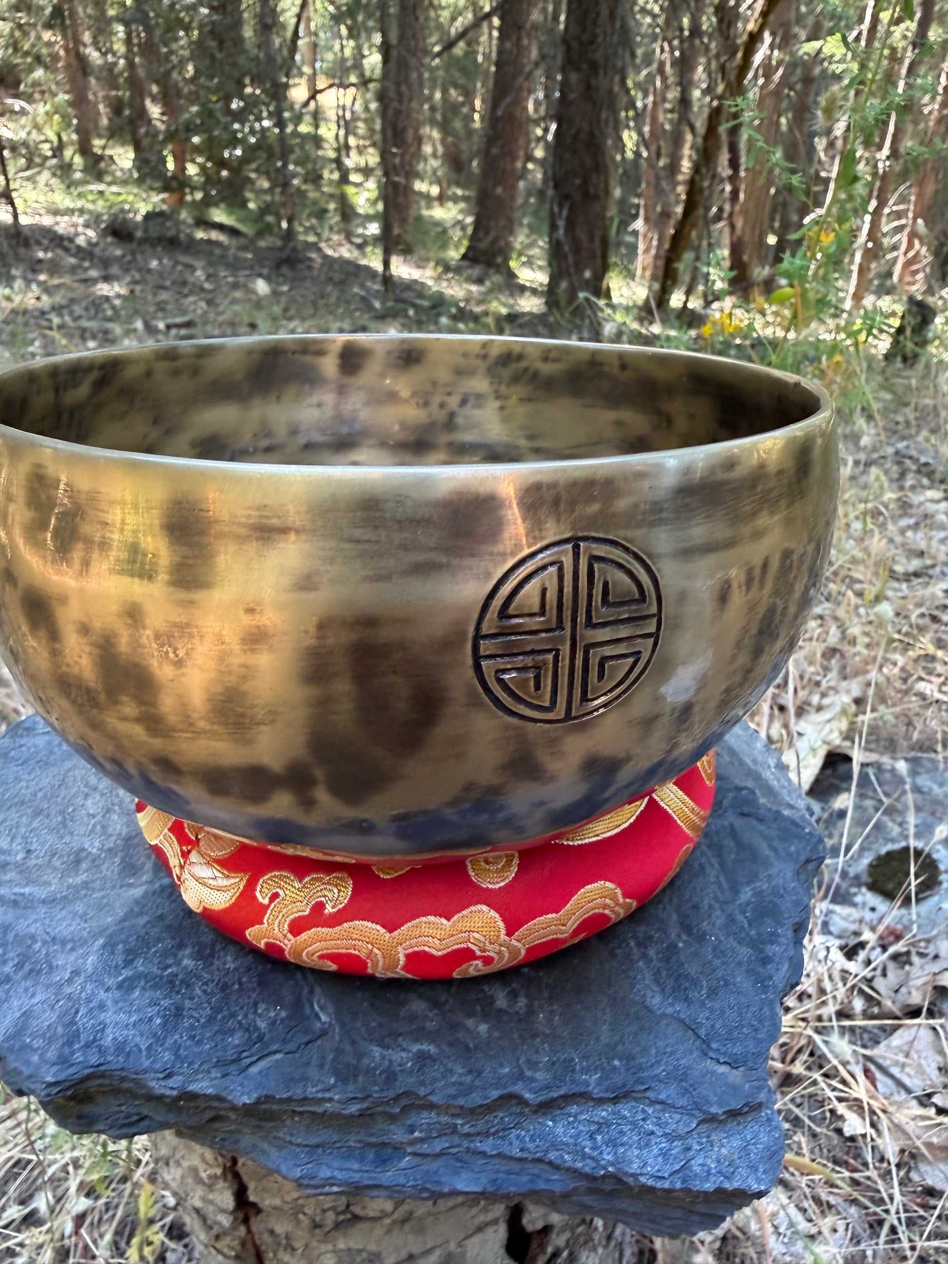 Traditional Tibetan singing bowl with Tiger finish