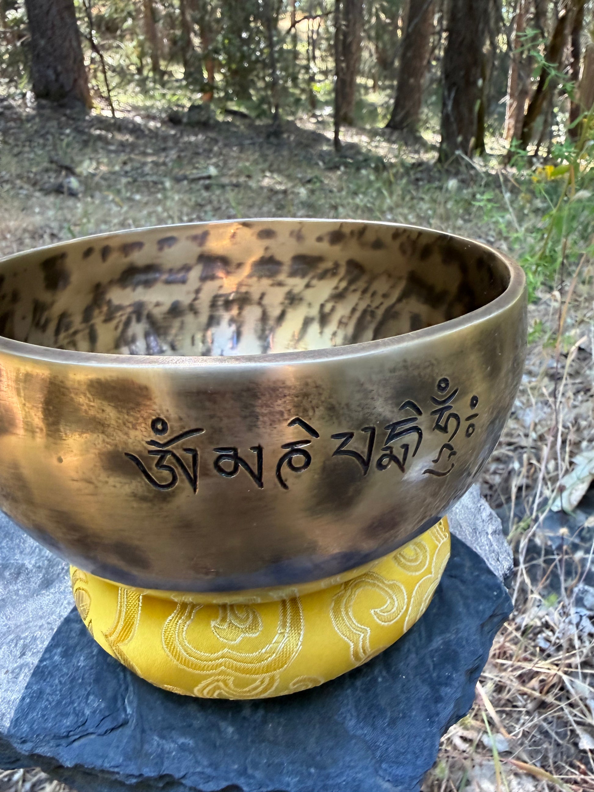 Traditional Tibetan singing bowl with Tiger finish