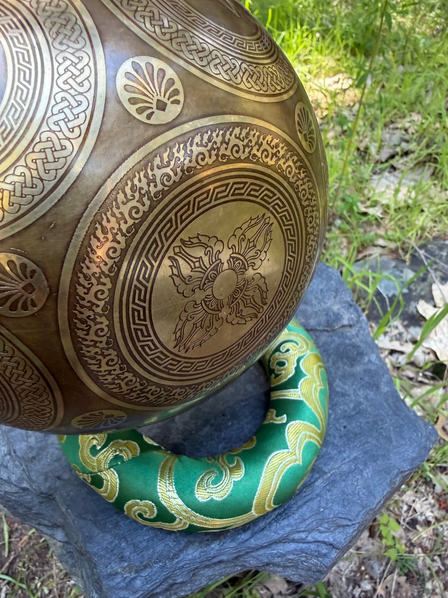 Tibetan Singing Bowl Set – White Tara 8 Auspicious Symbols | Handmade in Nepal Sound Bowl (6")
